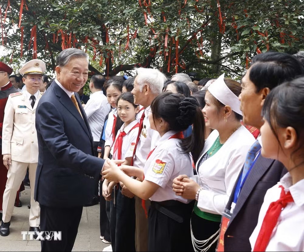 Tổng Bí thư, Chủ tịch nước Tô Lâm dâng hương tưởng niệm các vua Hùng