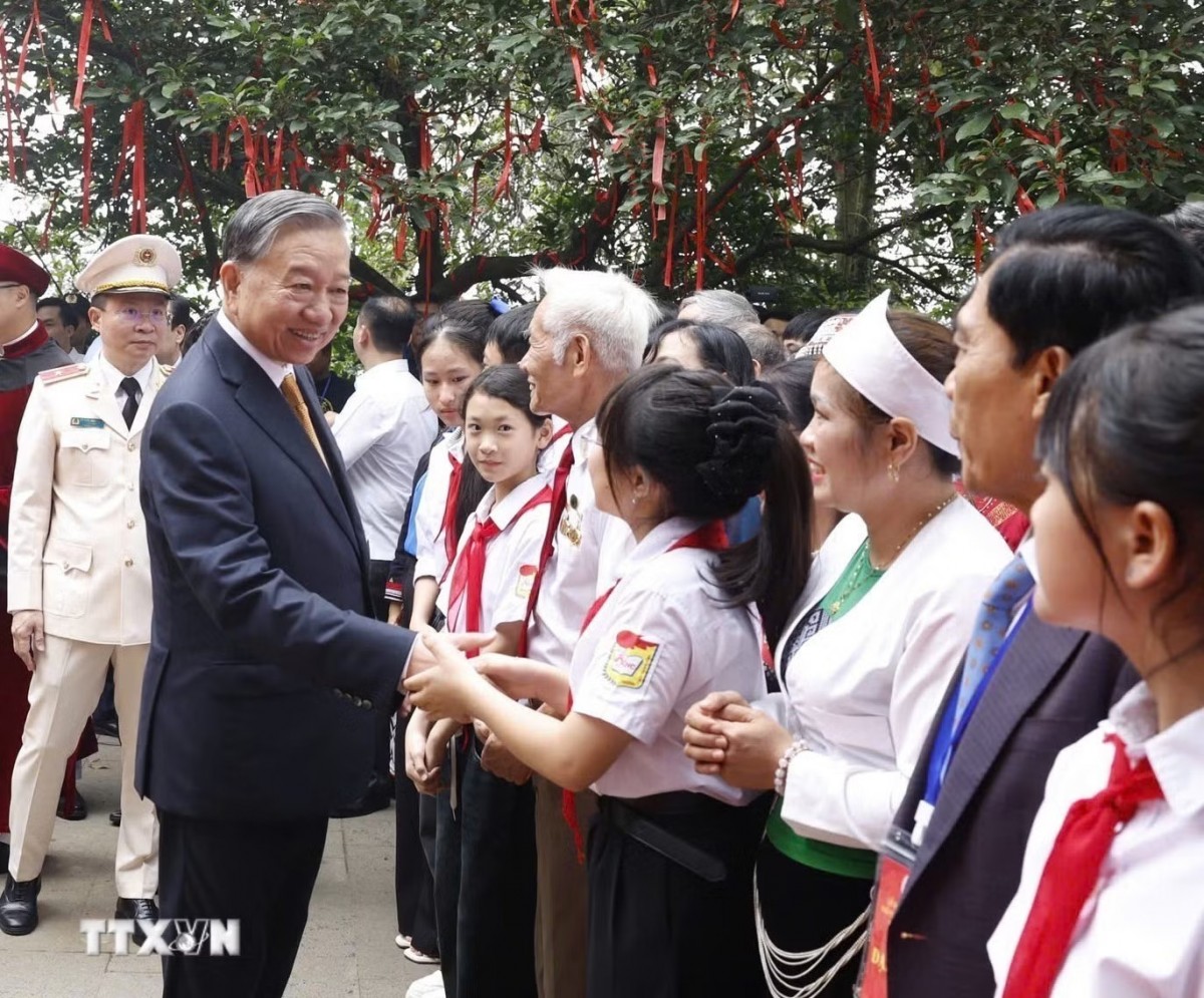 Tổng Bí thư, Chủ tịch nước gặp gỡ, nói chuyện với bà con tại Đền Hùng