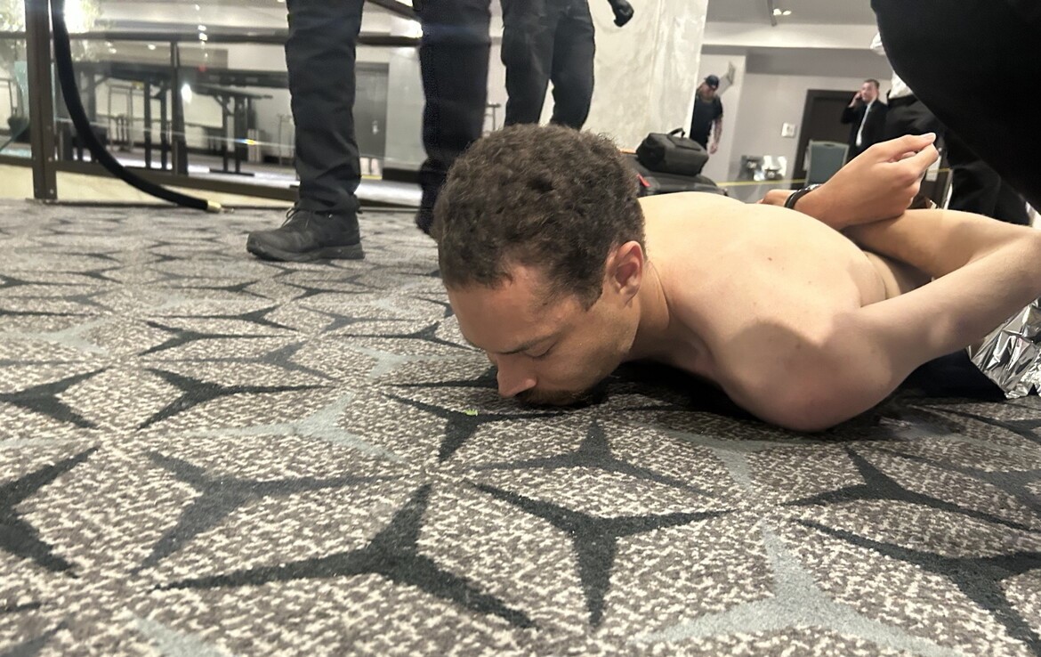 Hung thủ bị bắt ngay sau khi sự việc xảy ra. Ảnh: Truth Social/@realDonaldTrump