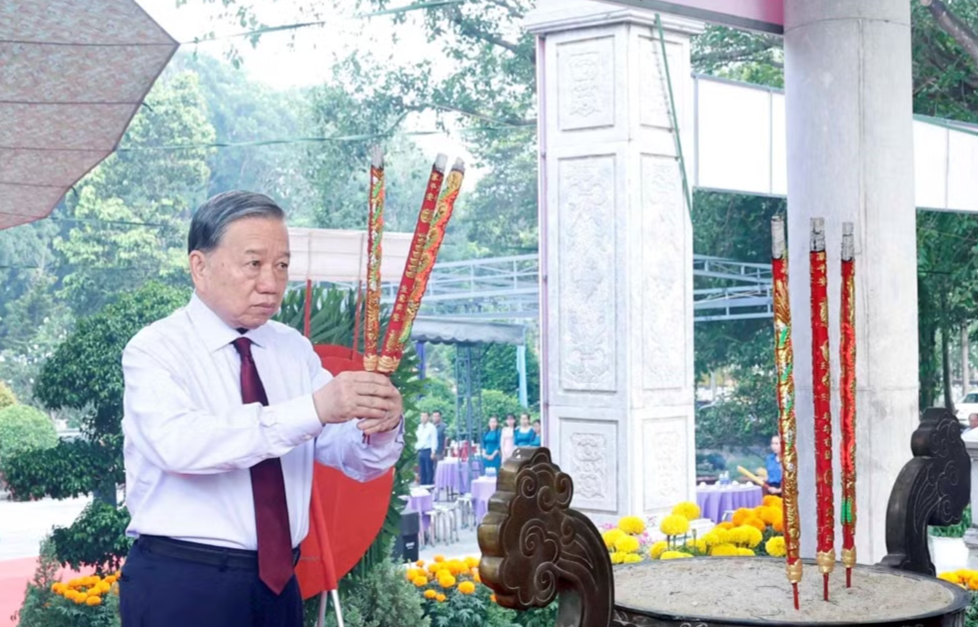 Tổng Bí thư, Chủ tịch nước Tô Lâm dâng hương tại Nghĩa trang Liệt sĩ Tân Biên