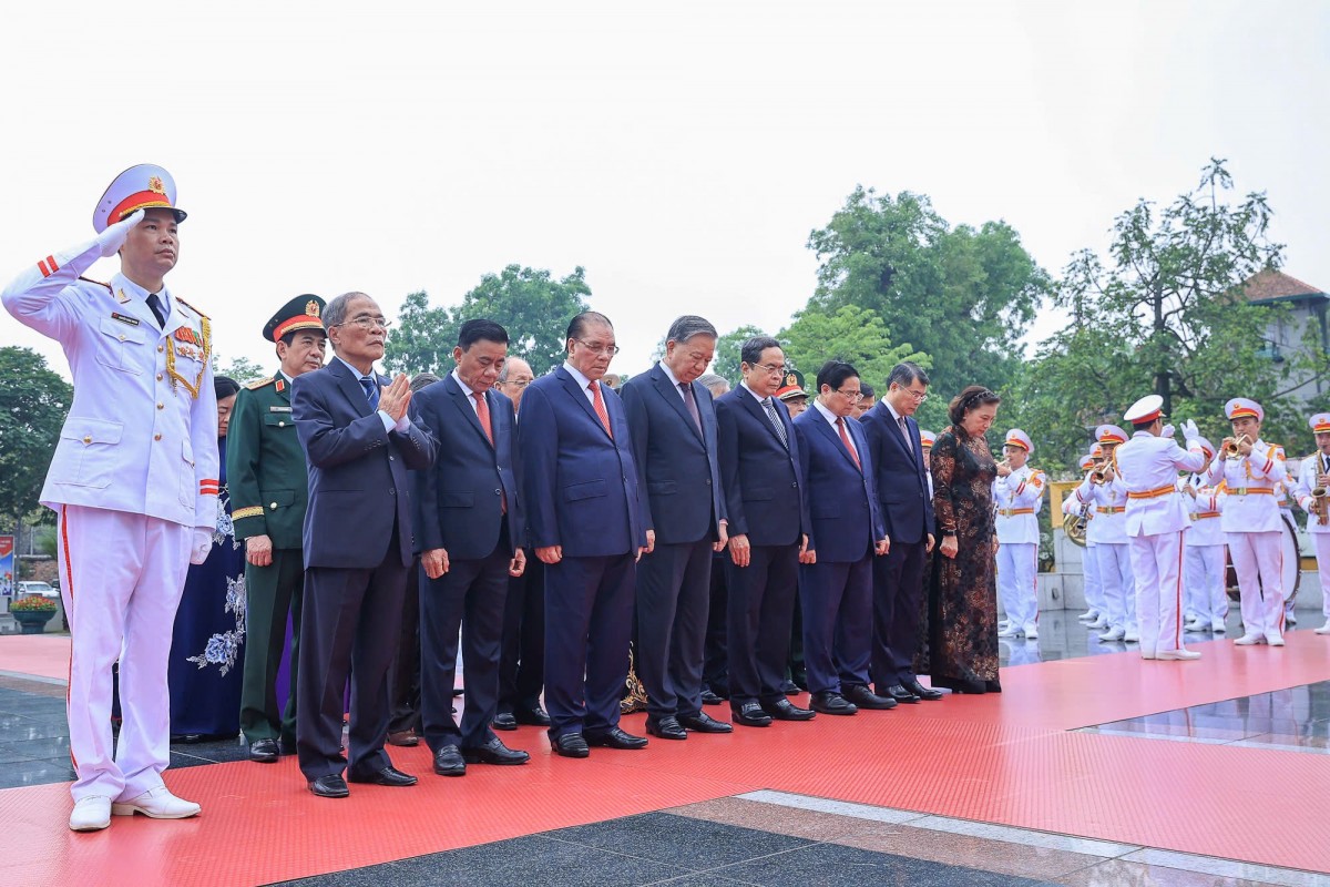 Đoàn đại biểu lãnh đạo Đảng, Nhà nước tới đặt vòng hoa, dâng hương tưởng niệm các Anh hùng liệt sĩ tại Đài Tưởng niệm các Anh hùng liệt sĩ trên đường Bắc Sơn. Ảnh: VGP.