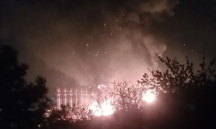 Nhà máy lọc dầu ở Tuapse trong đêm 27/4 sau cuộc không kích bằng UAV của Ukraine. Ảnh: Kyiv Independent