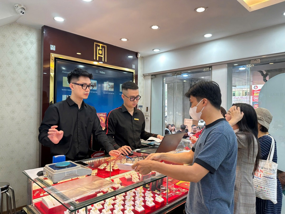 Giá vàng trong nước tiếp tục giảm mạnh