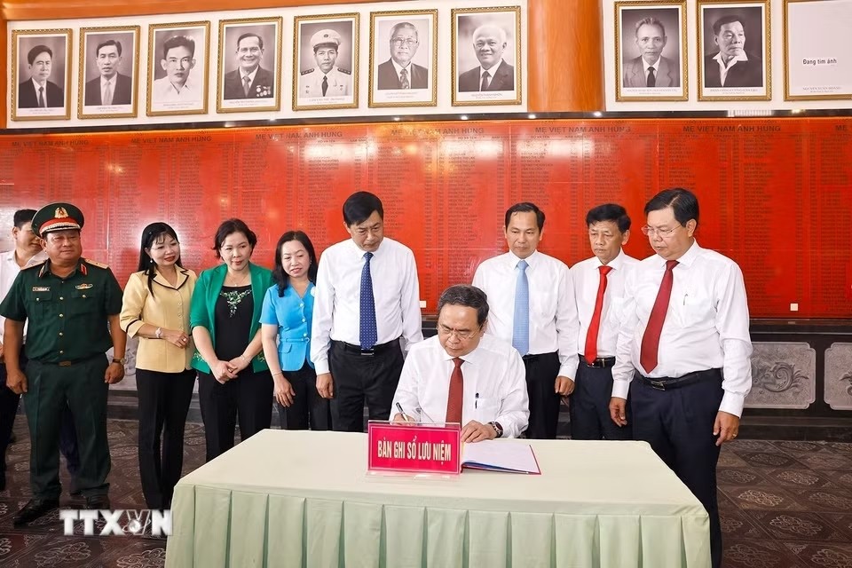 Chủ tịch Quốc hội Trần Thanh Mẫn tri ân các Anh hùng liệt sỹ tại An Giang