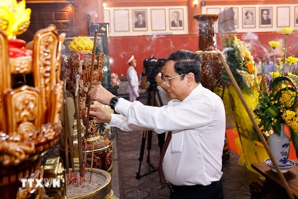 Chủ tịch Quốc hội Trần Thanh Mẫn tri ân các Anh hùng liệt sỹ tại An Giang