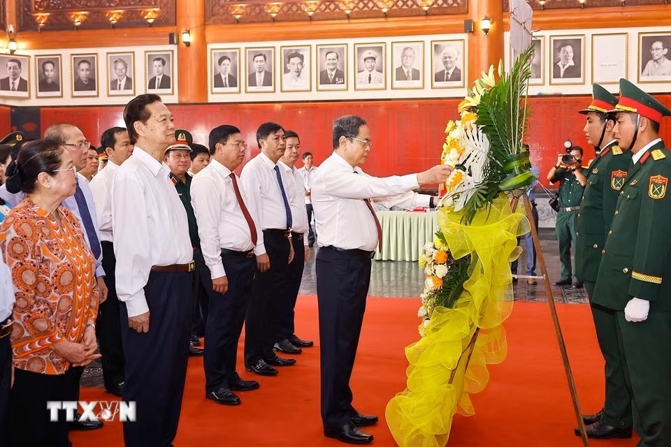 Chủ tịch Quốc hội Trần Thanh Mẫn tri ân các Anh hùng liệt sỹ tại An Giang