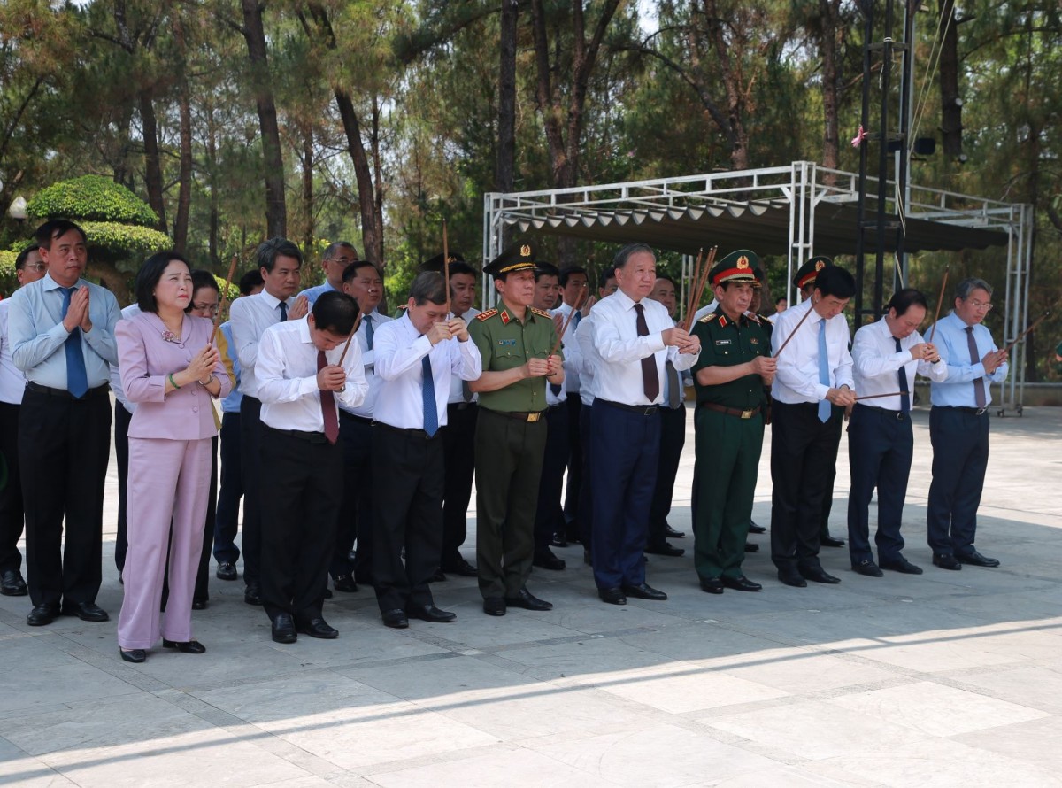 Tổng Bí thư, Chủ tịch nước dâng hương tưởng niệm Đại tướng Võ Nguyên Giáp