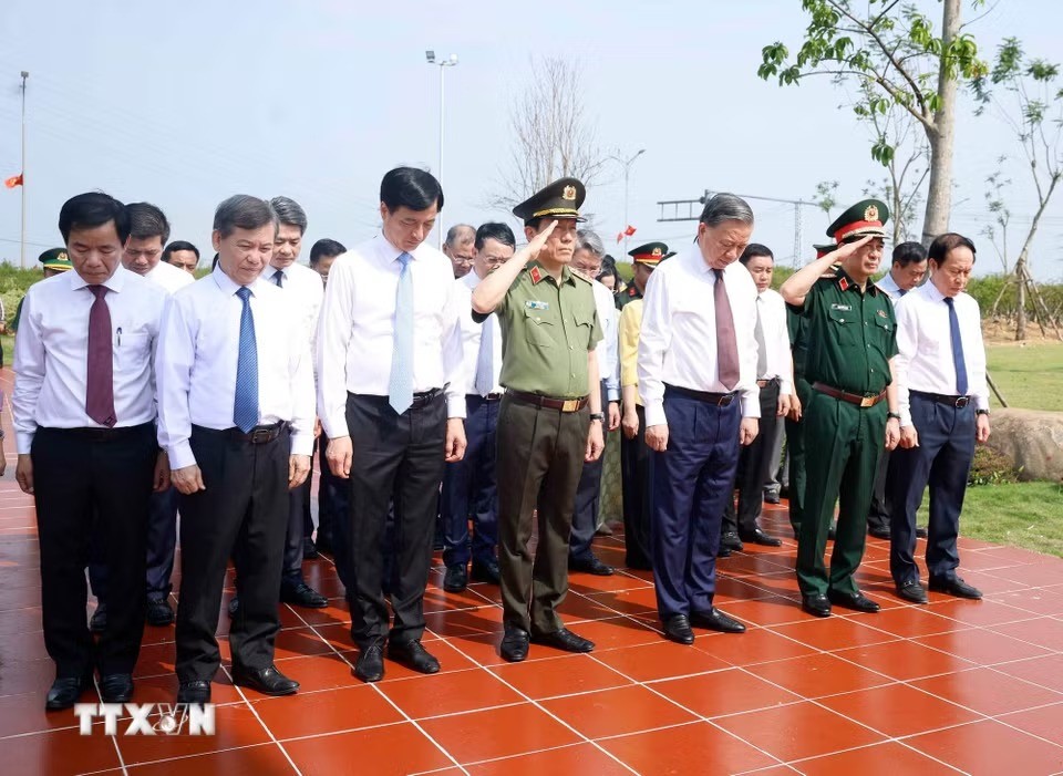 Tổng Bí thư, Chủ tịch nước dâng hương tưởng niệm Đại tướng Võ Nguyên Giáp