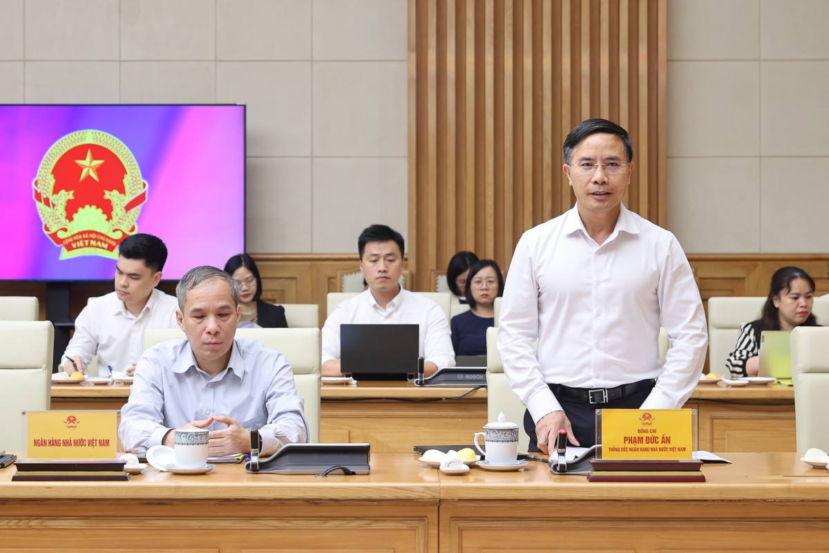 Thống đốc Ngân hàng Nhà nước Phạm Đức Ấn báo cáo tại cuộc làm việc - Ảnh: VGP