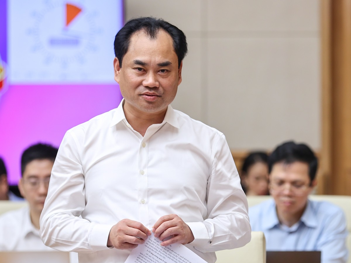 Bộ trưởng Bộ Nông nghiệp và Môi trường Trịnh Việt Hùng báo cáo tại cuộc làm việc - Ảnh: VGP