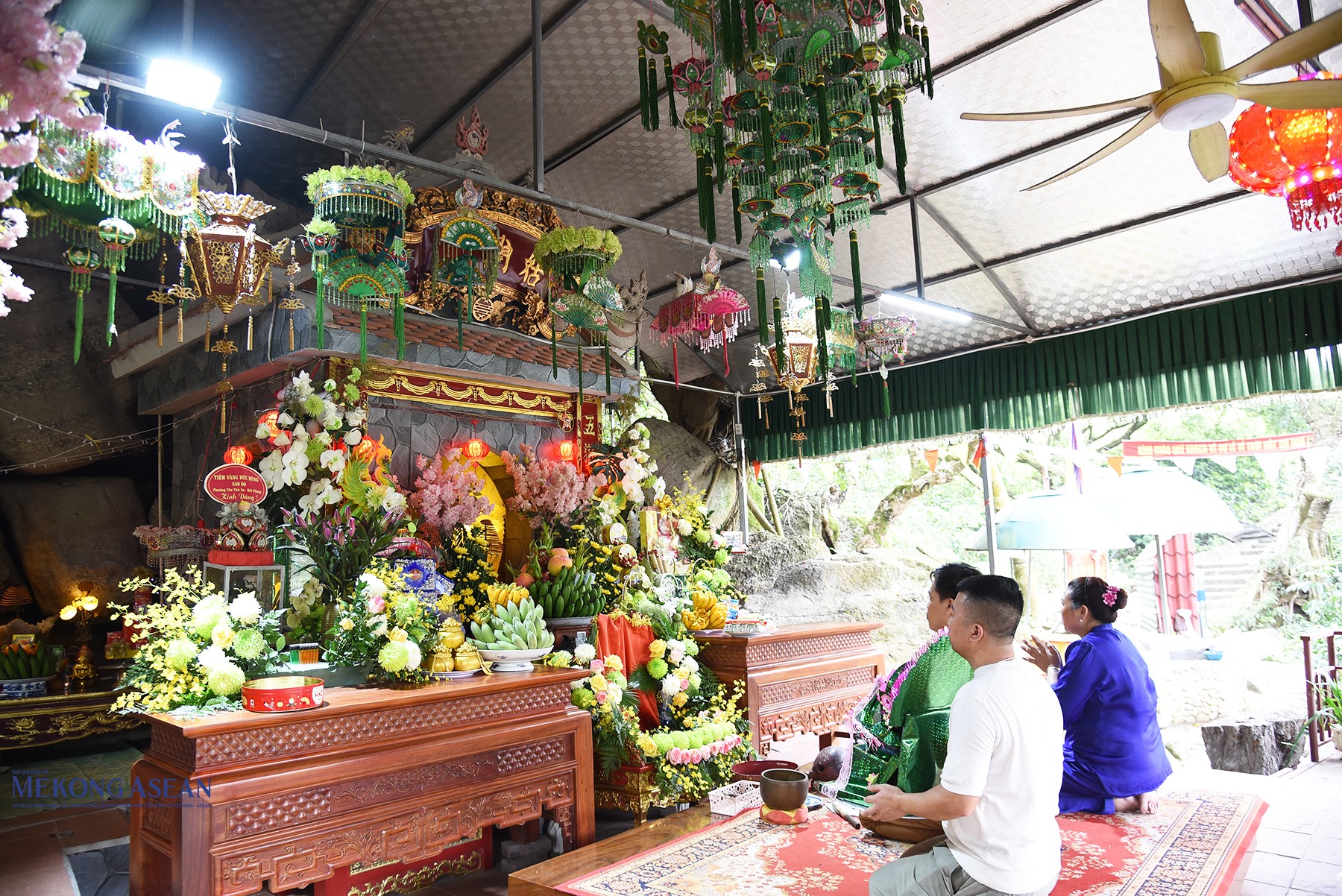 Người dân và du khách đến làm lễ tại một di tích bên cạnh đền Sinh. Mekong ASEAN.