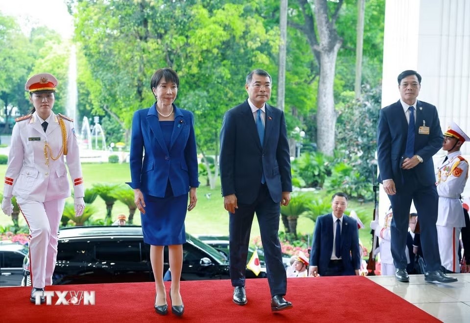 Thủ tướng Lê Minh Hưng đón Thủ tướng Nhật Bản Takaichi Sanae. 