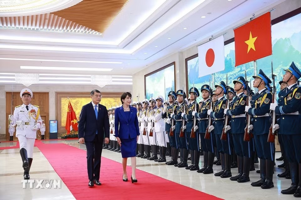 Thủ tướng Lê Minh Hưng và Thủ tướng Nhật Bản Takaichi Sanae duyệt Đội danh dự Quân đội Nhân dân Việt Nam.