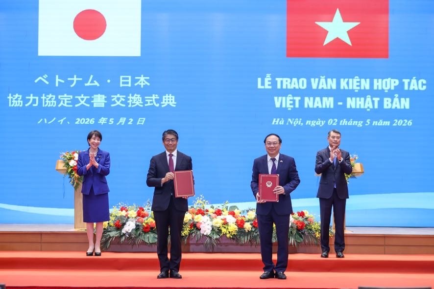 Thủ tướng Lê Minh Hưng và Thủ tướng Takaichi Sanae chứng kiến trao Bản ghi nhớ hợp tác về tăng trưởng carbon thấp giữa Chính phủ nước Việt Nam và Chính phủ Nhật Bản thực hiện cơ chế tín chỉ chung - Ảnh: VGP