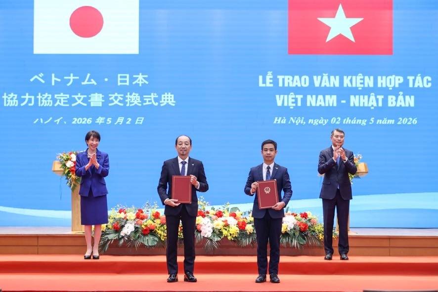 Thủ tướng Lê Minh Hưng và Thủ tướng Takaichi Sanae chứng kiến trao Thỏa thuận giữa Trung tâm Vũ trụ Việt Nam thuộc Viện Hàn lâm Khoa học và Công nghệ Việt Nam và Cơ quan Hàng không Vũ trụ Nhật Bản về trao đổi dữ liệu vệ tinh - Ảnh: VGP