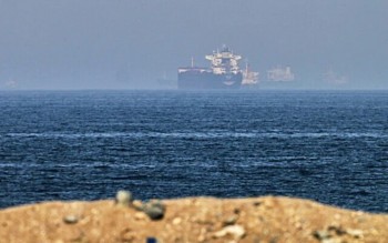 Mỹ - Iran tuyên bố trái chiều về các vụ nổ súng tại Eo biển Hormuz