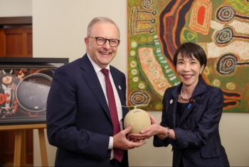 Thủ tướng Nhật Bản tặng dưa lưới 'vua' cho Thủ tướng Australia
