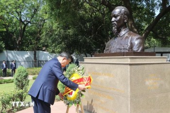Tổng Bí thư, Chủ tịch nước đặt vòng hoa tại tượng đài Chủ tịch Hồ Chí Minh