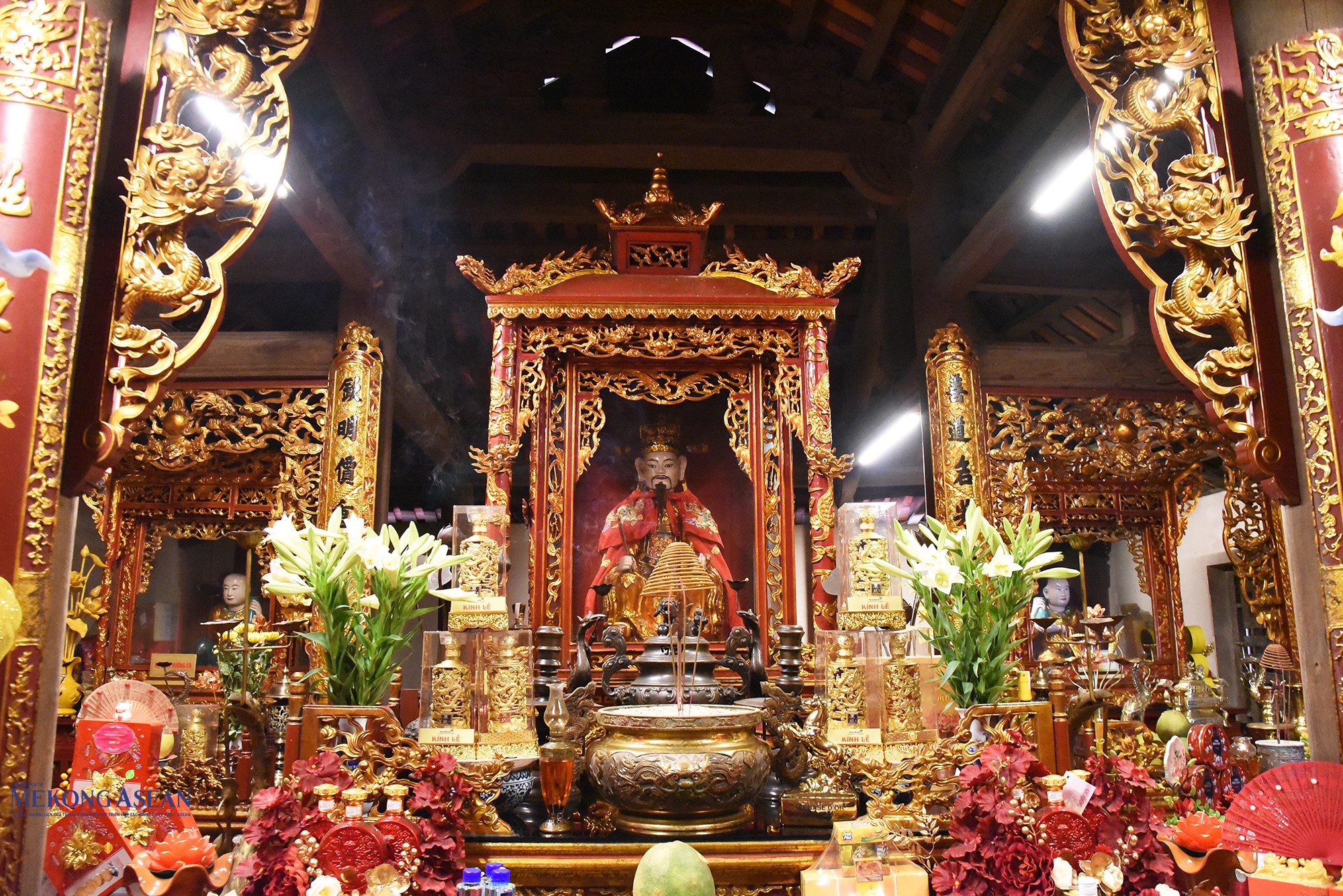 Tượng đức An Sinh vương Trần Liễu bên trong hậu cung ngôi đền. Ảnh: Mekong ASEAN.