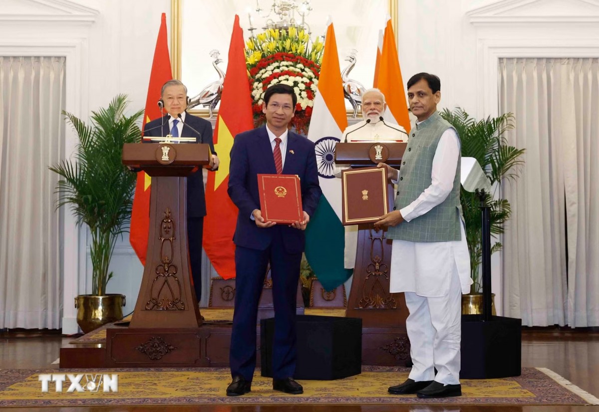Tổng Bí thư, Chủ tịch nước Tô Lâm và Thủ tướng Cộng hòa Ấn Độ Narendra Modi chứng kiến lễ trao các văn kiện hợp tác giữa 2 nước. 