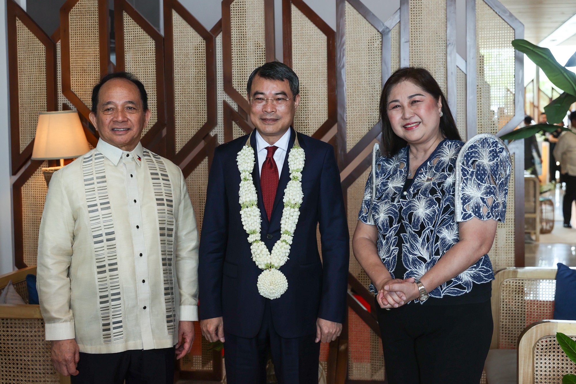 Cố vấn an ninh quốc gia Philippines Eduardo Oban Jr; Thống đốc tỉnh Cebu Pamela Baricuatro đón Thủ tướng Lê Minh Hưng tại sân bay quốc tế Mactan-Cebu của Philippines - Ảnh: VGP/Nhật Bắc