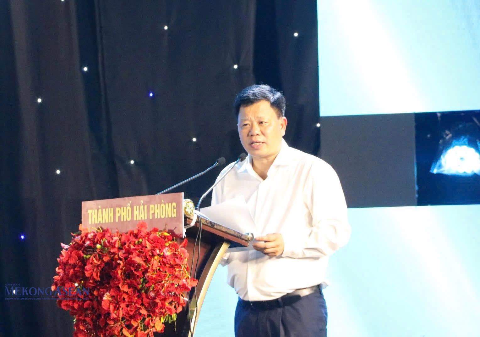 Ông Lê Trung Kiên, Ủy viên Ban Thường vụ Thành ủy, Phó Chủ tịch UBND thành phố, Phó trưởng Ban Tổ chức Lễ hội Hoa Phượng Đỏ - Hải Phòng 2026 phát biểu khai mạc. Ảnh: Hà Giang.
