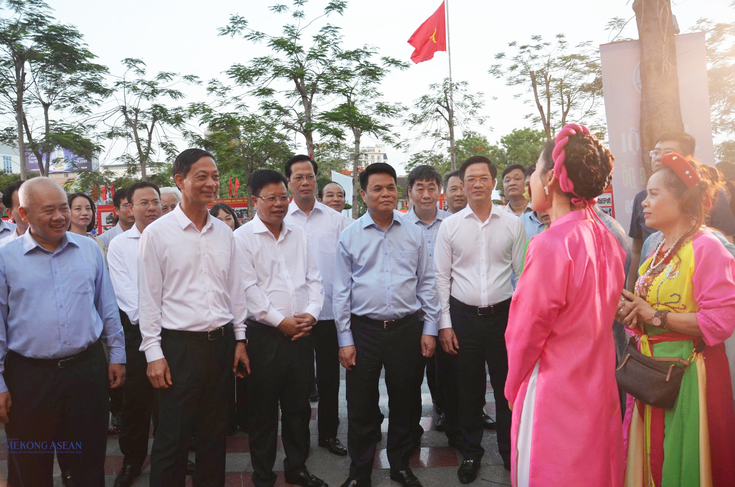 Lãnh đạo thành phố Hải Phòng và các đại biểu dự chương trình nghệ thuật do Nhà hát truyền thống thành phố Hải Phòng biểu diễn. Ảnh: Hà Giang.
