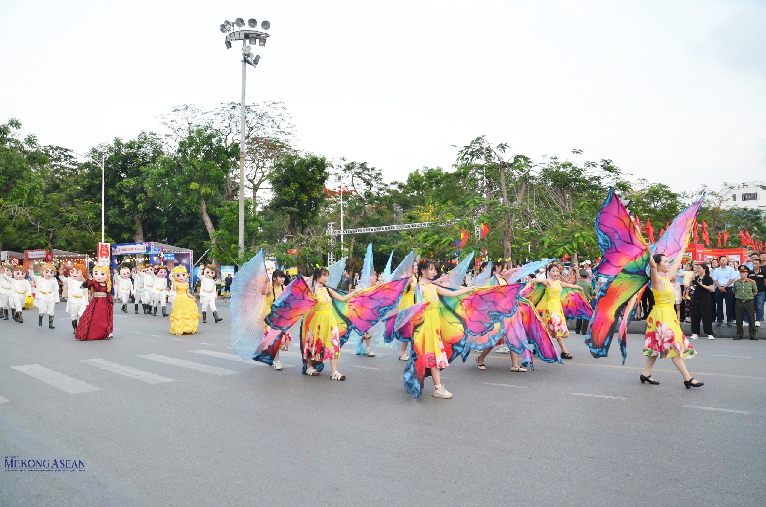 Các đoàn biểu diễn nghệ thuật. Ảnh: Hà Giang.