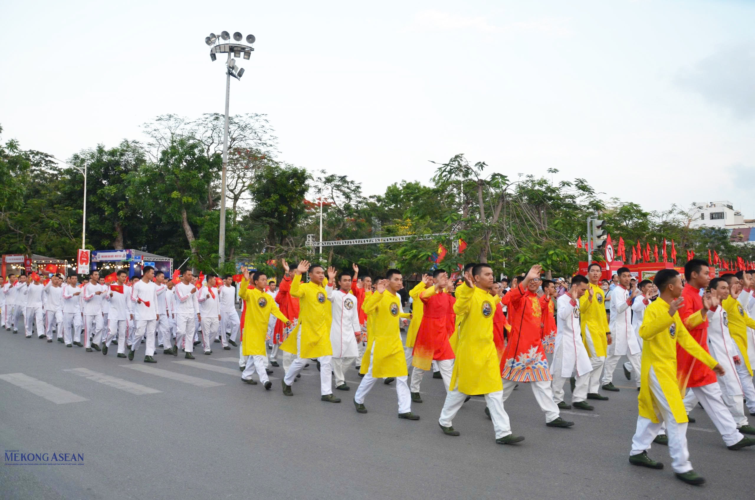 Các đoàn diễu hành, cổ động trực quan. Ảnh: Hà Giang.