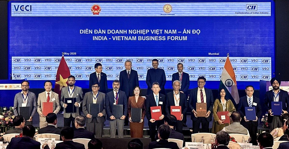 Tổng Bí thư, Chủ tịch nước Tô Lâm và Thủ hiến bang Maharashtra Devendra Fadnavis chứng kiến lễ trao các thoả thuận hợp tác giữa hai nước - Ảnh: TTXVN