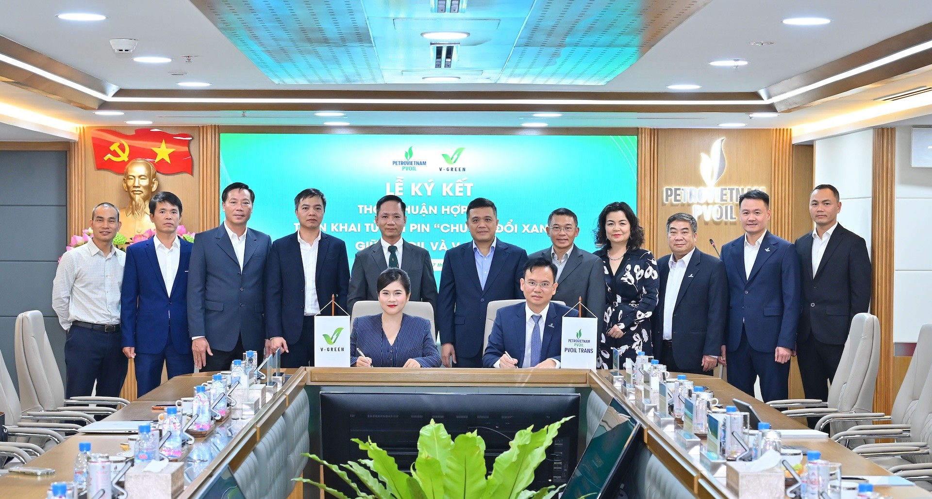 Đại diện V-Green và PVOIl tại lễ ký kết hợp tác. Nguồn: VinFast.