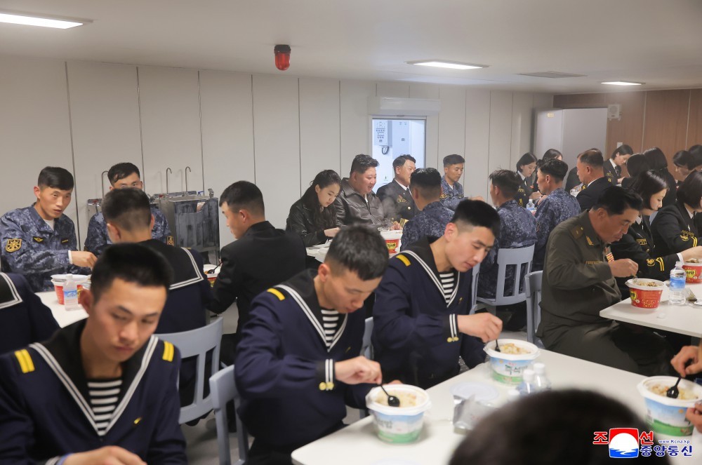 Ông Kim Jong Un cùng con gái thăm tàu chiến mới của Triều Tiên插图4