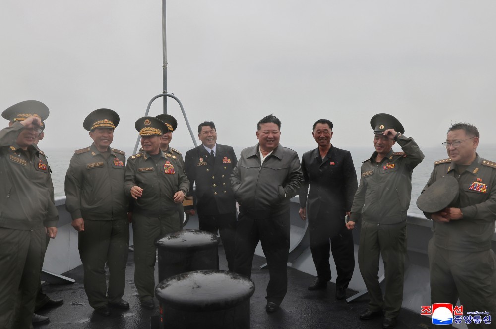 Ông Kim Jong Un cùng con gái thăm tàu chiến mới của Triều Tiên插图2