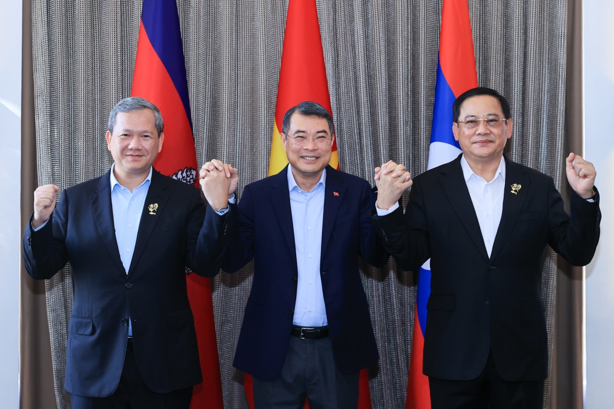 Thủ tướng Việt Nam - Campuchia - Lào gặp bên lề cấp cao ASEAN