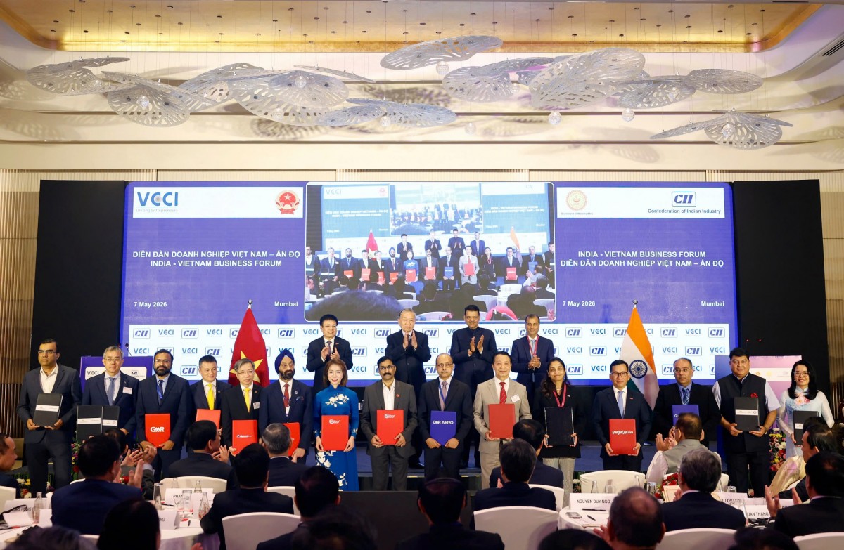 Tổng Bí thư, Chủ tịch nước Tô Lâm và Thủ hiến bang Maharashtra Devendra Fadnavis chứng kiến lễ trao các thoả thuận hợp tác giữa hai nước - Ảnh: TTXVN