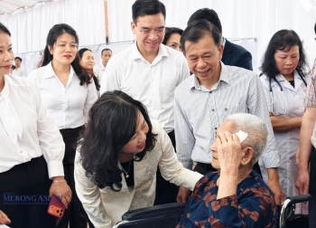 Bộ trưởng Y tế dự chương trình khám bệnh tại khu di tích Đền Bia