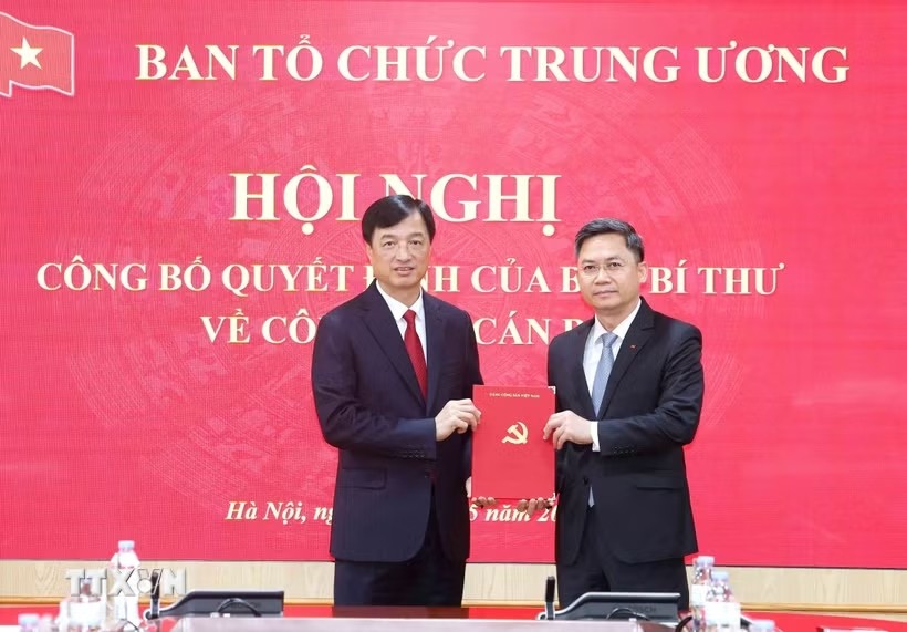 Trưởng Ban Tổ chức Trung ương, trao Quyết định của Ban Bí thư cho đồng chí Hà Minh Hải. 