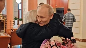Tổng thống Nga Putin lái siêu xe chở cô giáo cũ thăm Điện Kremlin