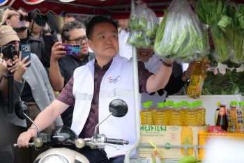 Thủ tướng Thái Lan lái xe hàng rong, phát động chiến dịch giảm giá hàng hóa