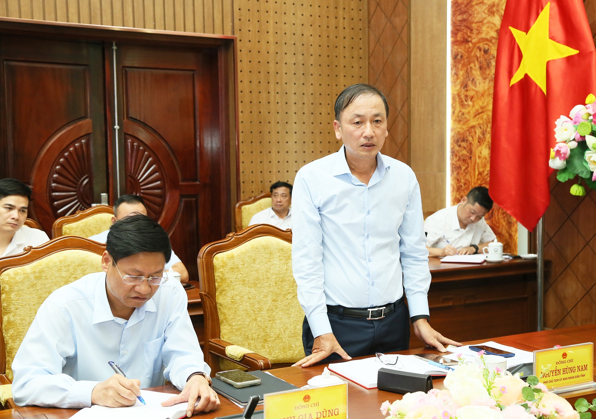 Ông Nguyễn Hùng Nam, Phó Chủ tịch UBND tỉnh Hưng Yên phát biểu tại cuộc họp. Ảnh: Tất Đạt.