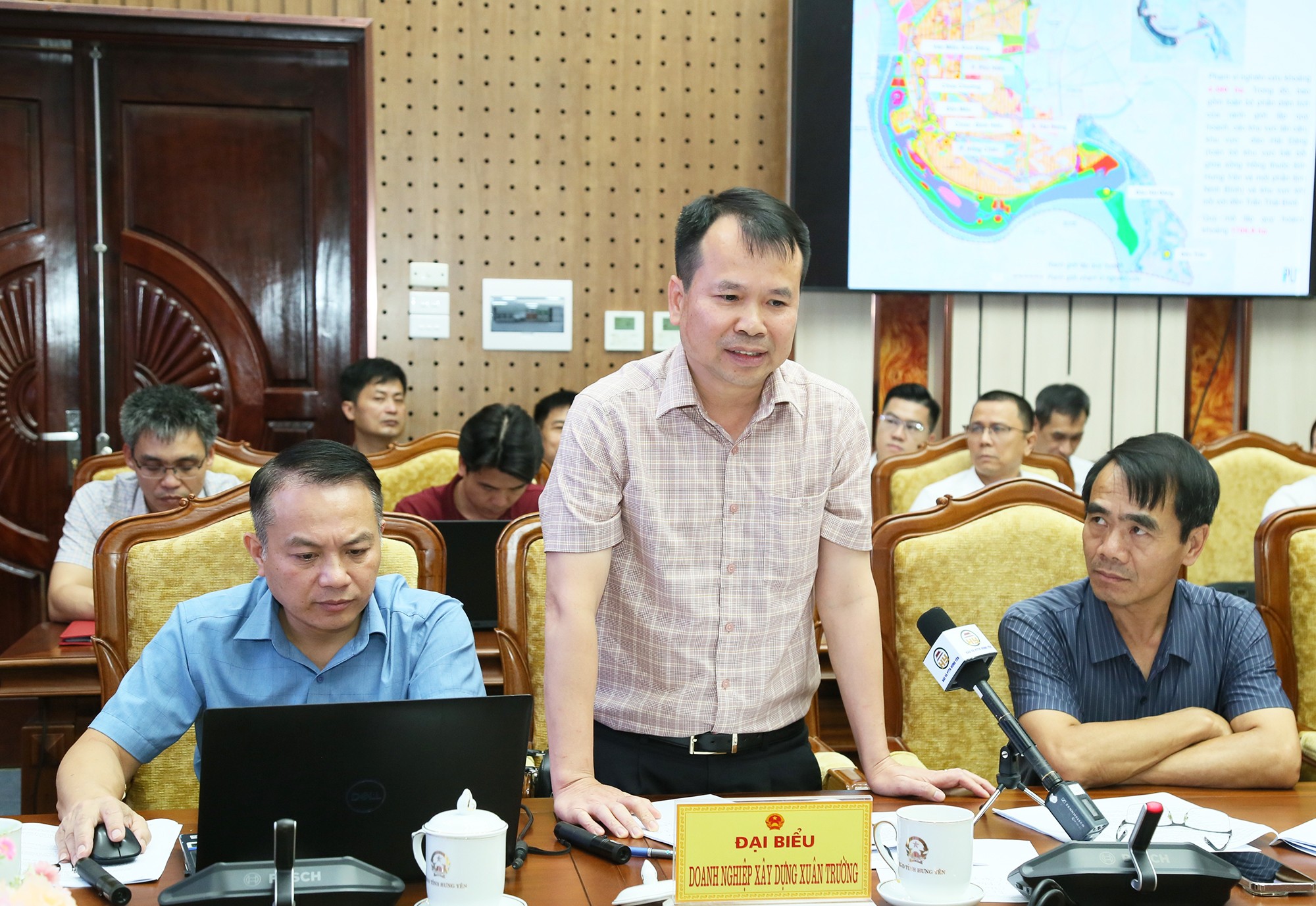 Đại diện Doanh nghiệp xây dựng Xuân Trường phát biểu tại cuộc họp. Ảnh: Tất Đạt.	