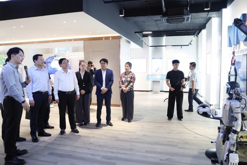 Phó Thủ tướng tham quan cơ sở của các tập đoàn, doanh nghiệp công nghệ tiêu biểu đang nghiên cứu, phát triển và triển khai sản phẩm tại Việt Nam