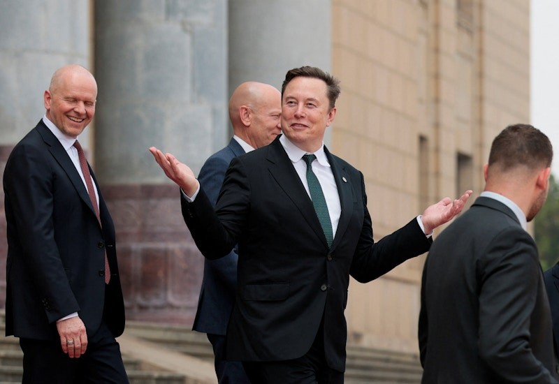 CEO Tesla, ông Elon Musk, cùng các lãnh đạo doanh nghiệp của Mỹ tại Đại lễ đường Nhân dân. Ảnh: Reuters