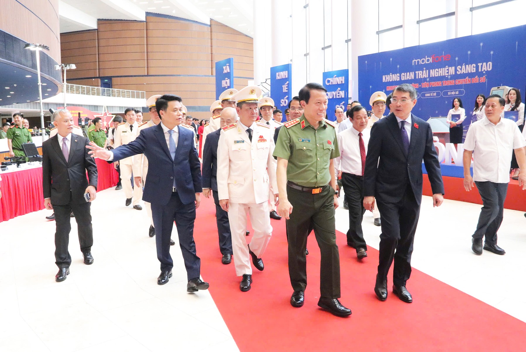 Thủ tướng Lê Minh Hưng dự Lễ đón nhận danh hiệu anh hùng lực lượng vũ trang nhân dân của Công an Thành phố Hải Phòng. Ảnh: An ninh Hải Phòng.