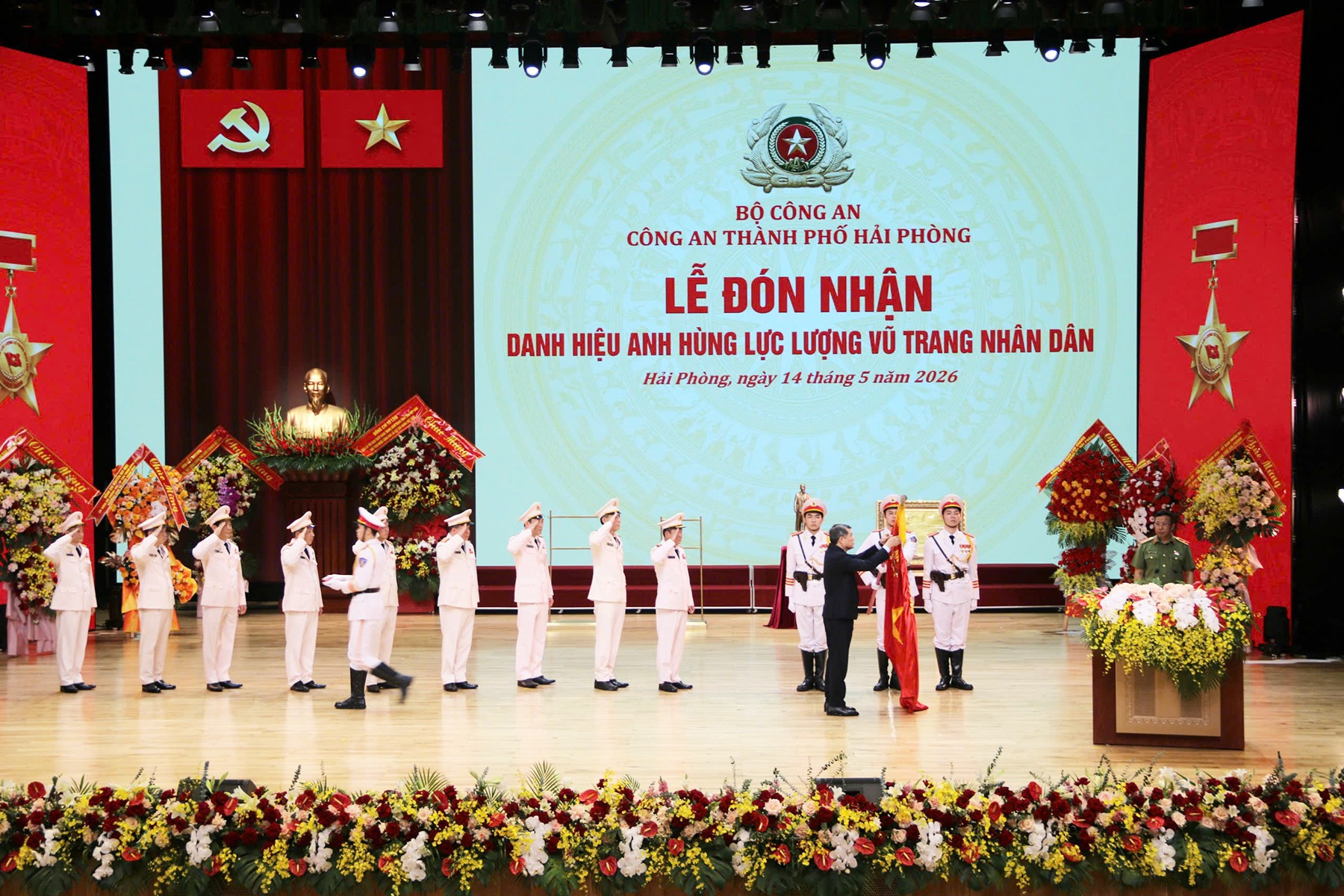 Thủ tướng gắn Danh hiệu Anh hùng Lực lượng vũ trang nhân dân lên Cờ truyền thống của Công an thành phố Hải Phòng. Ảnh: An ninh Hải Phòng.