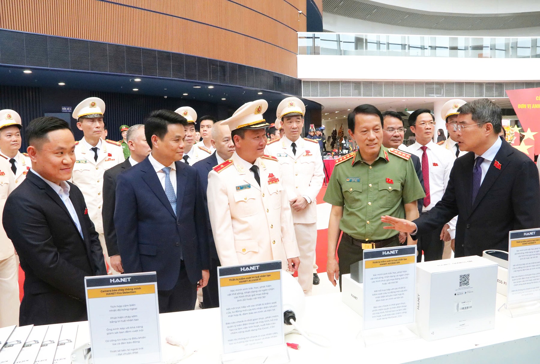 Thủ tướng tham quan trưng bày sản phẩm công nghệ và đổi mới sáng tạo của Công an thành phố Hải Phòng. Ảnh: An ninh Hải Phòng.