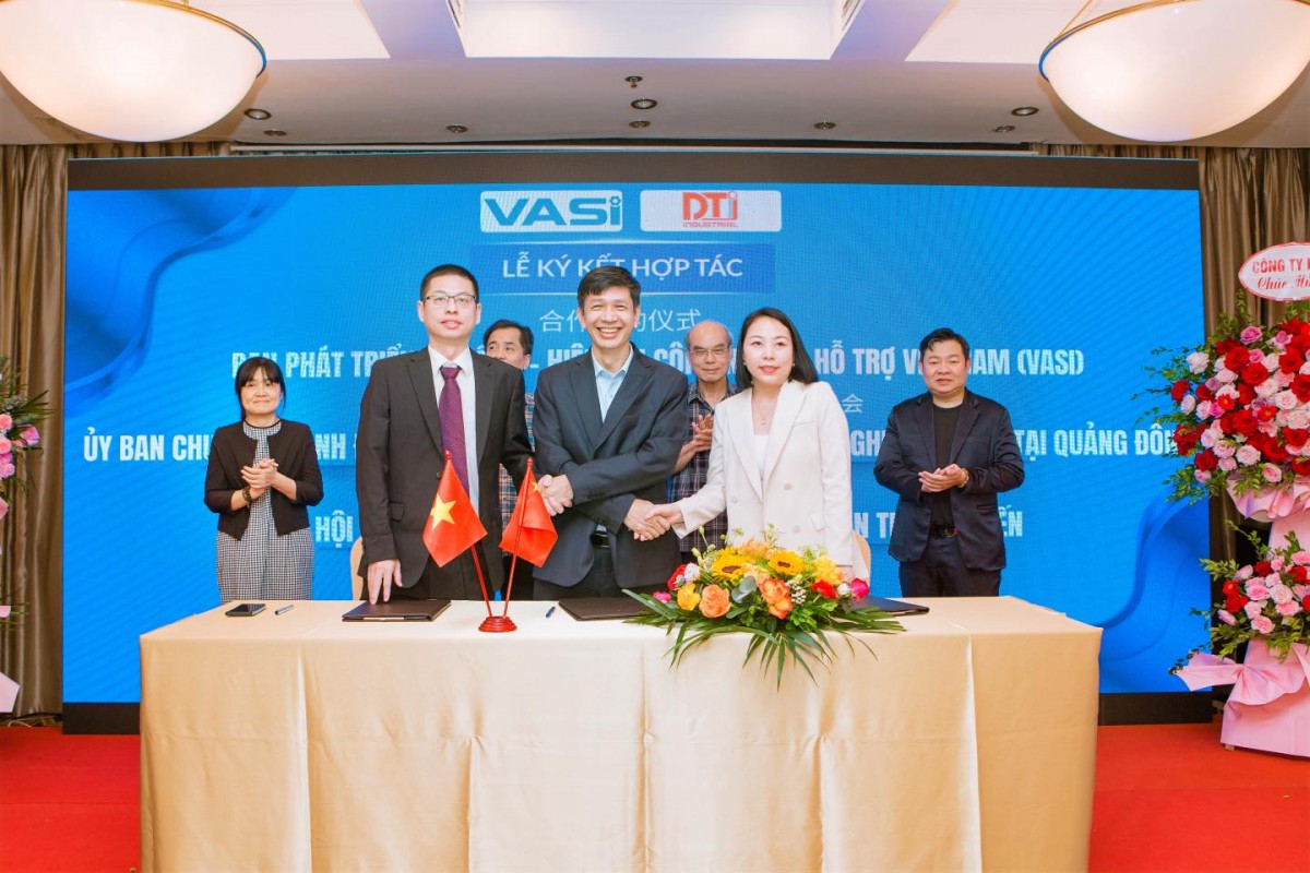 Lễ ký kết biên bản ghi nhớ hợp tác (MOU) giữa Ban Hạ tầng VASI, DTJ Industrial và các đối tác đến từ Trung Quốc. Ảnh: 