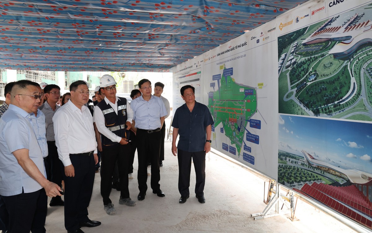 Phó Thủ tướng Thường trực Chính phủ Phạm Gia Túc nghe báo cáo về tiến độ dự án đầu tư mở rộng Cảng hàng không quốc tế Phú Quốc. Ảnh: VGP.