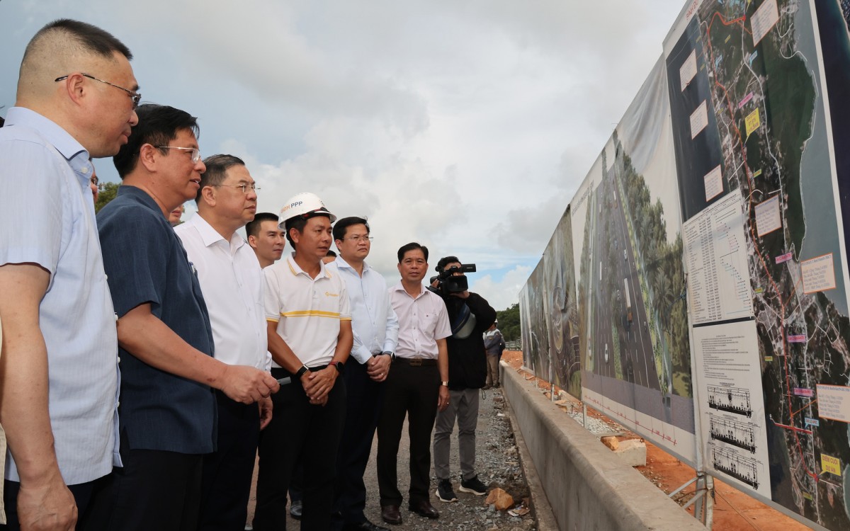 Phó Thủ tướng Thường trực Chính phủ Phạm Gia Túc nghe báo cáo về tiến độ dự án đầu tư mở rộng đường tỉnh ĐT.975 - Ảnh: VGP