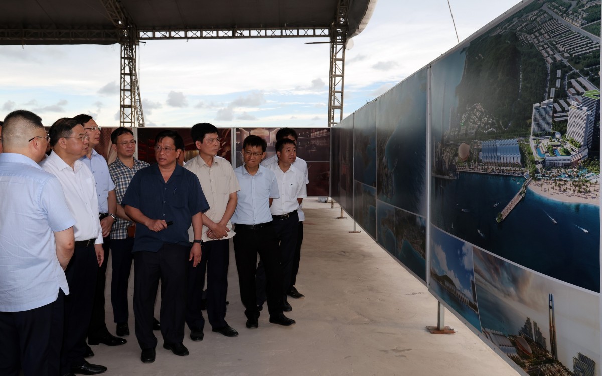 Phó Thủ tướng Thường trực Chính phủ Phạm Gia Túc nghe báo cáo về tiến độ dự án Trung tâm tổ chức Hội nghị APEC. Ảnh: VGP.